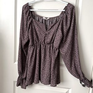 Medium puffy sleeve top.